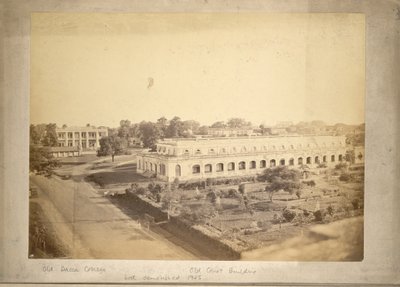 Pohled na Old Dhaka College a Old Court Building, cca 1875 (černobílá fotografie) od English Photographer