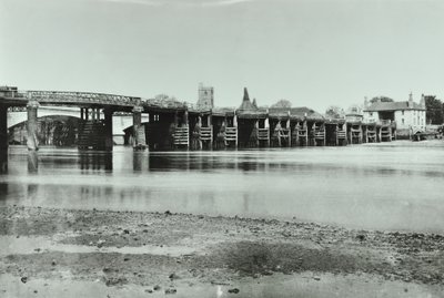 Pohled na staré a nové mosty Putney s oast house a kostel Všech svatých v pozadí, 1885 od English Photographer