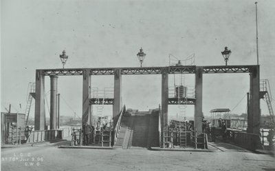 Pohled na Woolwich Ferry, 1896 od English Photographer