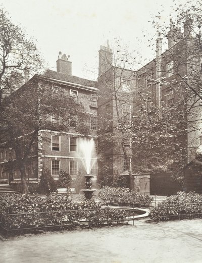 Pohled na vodní fontánu v Middle Temple Fountain Court, Londýn, 1884 od English Photographer