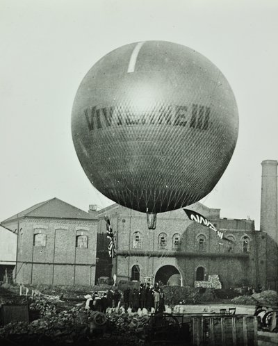 Balón Vivienne III před Wandsworth Gas Company, 1898 od English Photographer