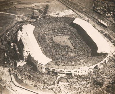 West Ham United vs. Bolton Wanderers, první fotbalový zápas, který se hrál na novém stadionu Wembley, 1923 od English Photographer