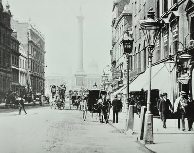 Whitehall, Westminster LB: Whitehall při pohledu na Trafalgar Square, 1895 od English Photographer