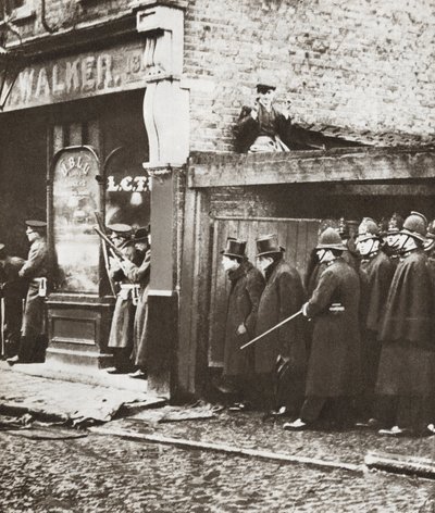 Winston Churchill při obléhání Sydney Street, Londýn 1911 (čb fotografie) od English Photographer