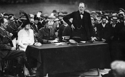 Winston Churchill během projevu v anglickém Enfieldu od English Photographer