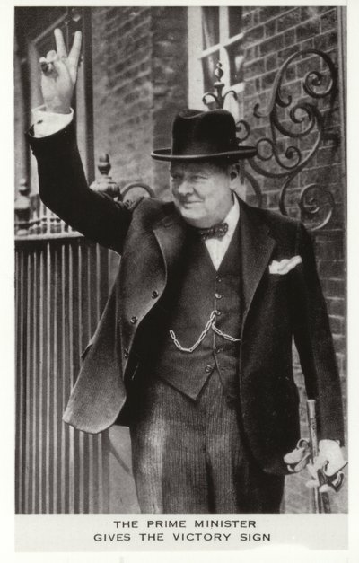 Winston Churchill s nápisem Vítězství před Downing Street 10, 5. června. od English Photographer