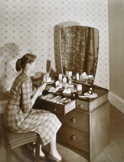 Žena u toaletního stolku, c1955. od English Photographer