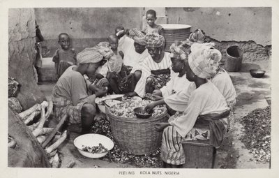 Ženy loupající kolové ořechy, Nigérie (čb fotografie) od English Photographer