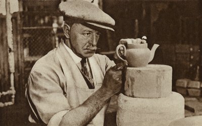 Dělník vyrábějící čajovou konvici v Royal Doulton Works, Stoke-on-Trent, Staffordshire (č/b foto) od English Photographer