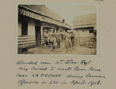 Zranění muži, 4., Worc: Regt. přenášení na malý statek poblíž „LA CRECHE“ během německé ofenzívy na LYS, duben 1918 od English Photographer