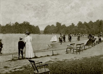 Mladá Británie se učí vládnout vlnám (černobílá fotografie) od English Photographer