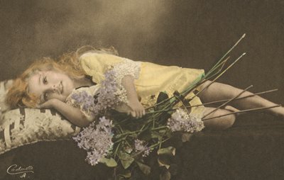 Mladá dívka a květiny od English Photographer