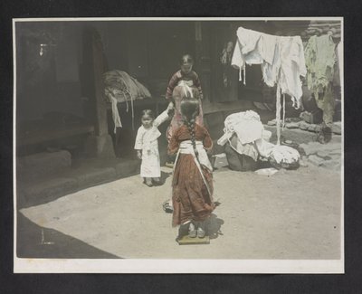 Mladé dívky, Photo Album of Korea od English Photographer