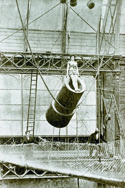 Zazelovi, kterému v roce 1877 platili 100 liber týdně za střelbu z děla od English Photographer