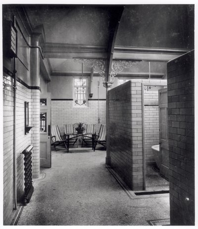Soukromé kóje a čekárna Bramley Baths, Leeds od English Photographer English Photographer