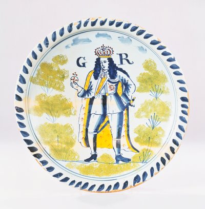 Polychromovaná královská portrétní nabíječka Bristol Delft namalovaná celovečerním portrétem Jiřího I. ve formálním rouchu, cca 1720 (keramika) od English School