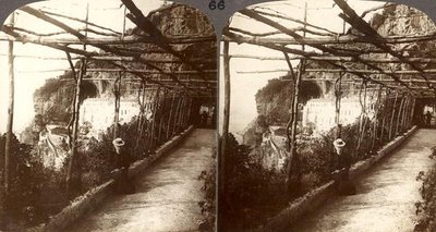 Kapucínský klášter a velké útesy Amalfi, stereoskopický pohled (sépiová fotografie) od English School