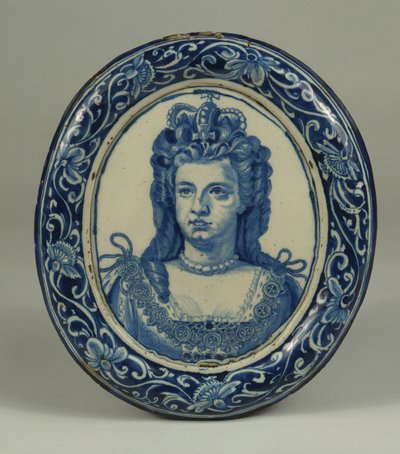 Delftská modrobílá oválná královská portrétní plaketa královny Anny, pravděpodobně Londýn, kolem roku 1705 od English School