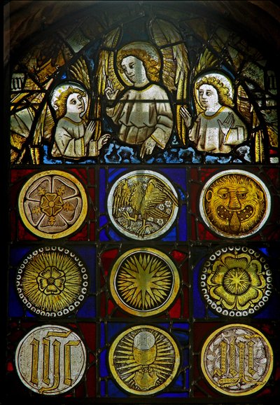 Panel ve východním okně zobrazující anděly nad 9 rondely se slunečními paprsky, růžemi, hlavou leoparda, kalichem a monogramy od English School