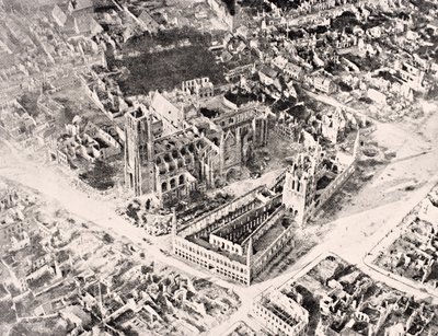 Letecký pohled na Ypres v roce 1915 po první a druhé bitvě u Ypres, z ‚The War Illustrated Album deLuxe‘, vydané v Londýně, 1916 od English School