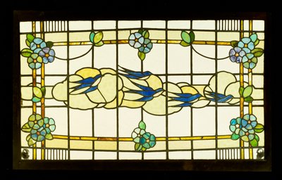 Panel Arts and Crafts skupiny vlaštovek před mraky na okraji stylizovaných květinových hlav (olovnaté a barevné sklo) od English School