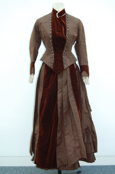 Hnědé šaty (sukně a sako), c.1875 (hedvábný satén) (viz také 3700631) od English School