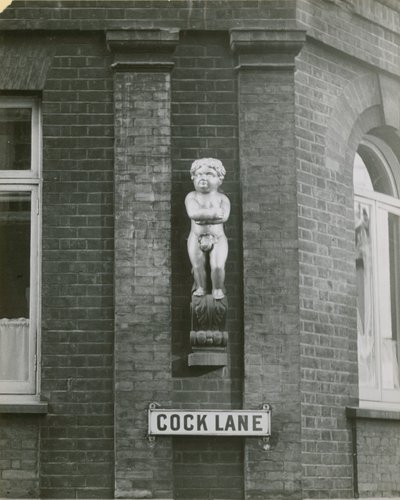 Cock Lane a Fat Boy, nebo Golden Boy, socha; fotografie od English School