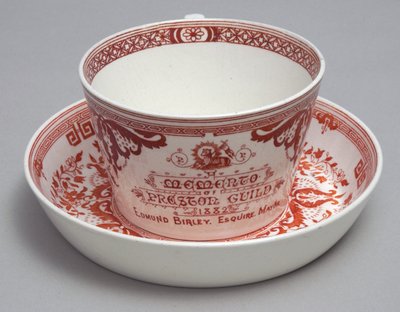 Pamětní šálek s podšálkem na čtení A Memento of Preston Guild 1882, Minton, Anglie, kolem roku 1882 (hliněné nádobí) od English School