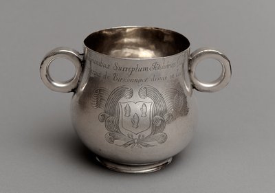 Pohár s velkým břichem a tlustým litým okrajem a párem ucha s volským okem, 1675 (stříbrný) od English School
