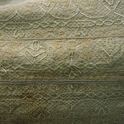 Detail šatů ze stříbrné tkaniny od English School