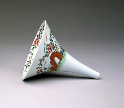 Nálevka na víno Famille Rose, Worcester Porcelain, 1753-55 (smaltovaný porcelán) od English School
