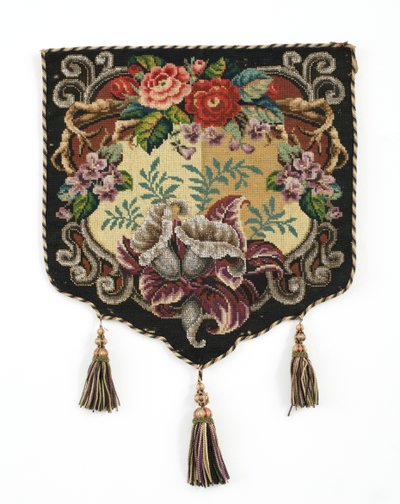 Panel požární clony, cca 1850 (Panel z berlínského vlněného plátna s korálkovým zdobením a hedvábným podkladem) od English School
