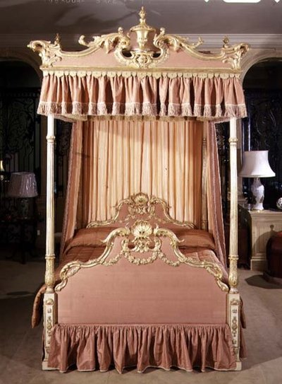 Postel s nebesy George III, konec 18. století (vyřezávané a malované zlacené dřevo) od English School