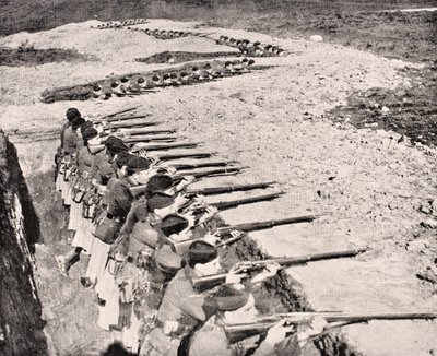 Glasgow Highlanders in trenches, 1915, z ‚The War Illustrated Album deLuxe‘ vydané v Londýně, 1916 od English School