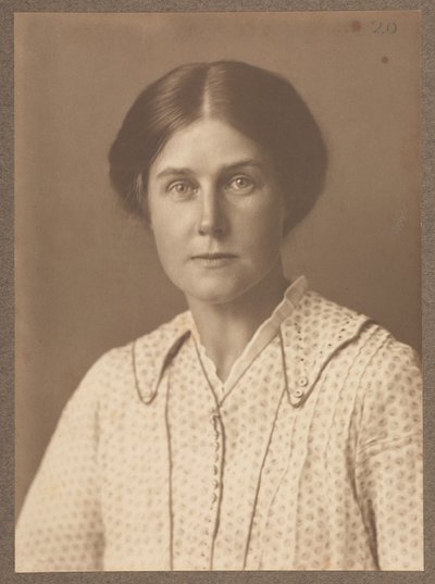 Harriet Weaver, říjen 1916 (sépiová fotografie) od English School