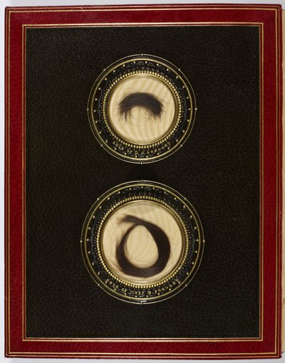 Uvnitř přední obálky s prameny vlasů od Percyho Bysshe Shelleyho a jeho manželky Mary Shelley (kombinovaná média) od English School