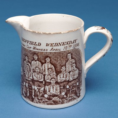 Džbán zdobený týmem Sheffield Wednesday, 1896 (keramika) od English School