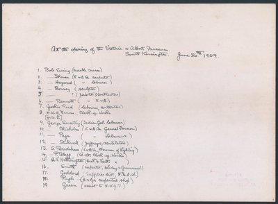 Klíč k fotografii skupiny dělníků, kteří přednesli adresu králi Edwardu VII. při otevření Victoria and Albert Museum (inkoust na papíře) od English School