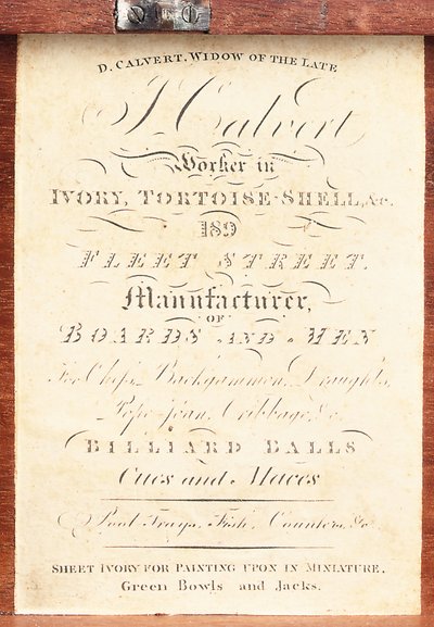 Štítek nalepený na krabici anglického šachového setu ze soustružené slonoviny vzoru "Calvert", cca 1826-50 (tisk) od English School