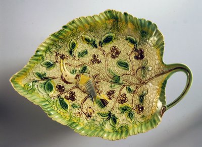 Miska ve tvaru listu zdobená vinnou révou a exotickým ptactvem, 1760-70 (keramika) od English School