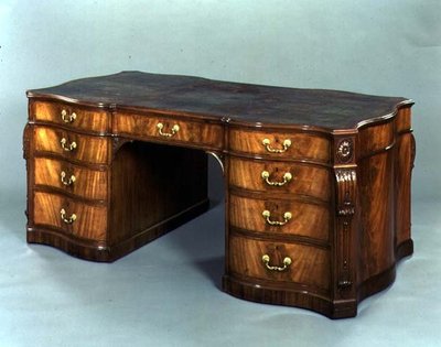 Knihovní stolek vyrobený Gillows of Lancaster podle návrhu Thomase Chippendale, dodaný v roce 1778 Siru Jamesi Ibbetsonovi od English School