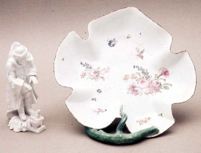 Longton Hall listová mísa, Chvějivá růže, 1755, a postava Zimy, 1758 (porcelán) od English School