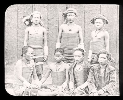 Snímek s kouzelnou lucernou zobrazující ženy z mořského kmene Dyas, Borneo kolem roku 1900 od English School