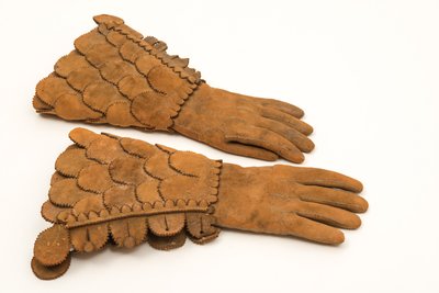 Pánské pancéřové rukavice, cca 1600-50 (těžká hnědá kůže) od English School