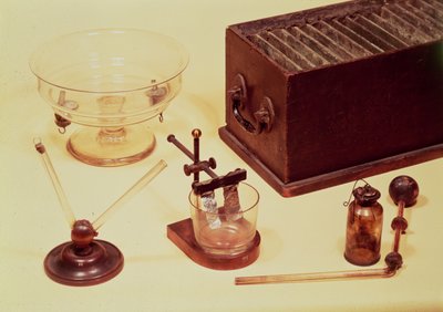 Původní vybavení používané Sirem Humphrym Davym (1778-1829) při jeho elektrochemickém experimentu na počátku 19. od English School