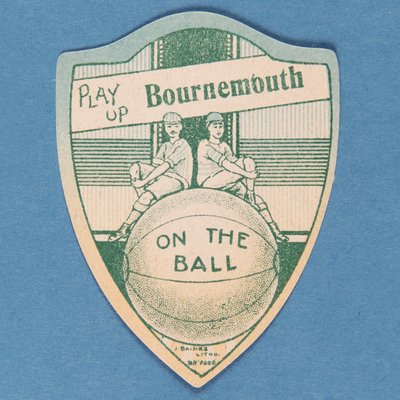 Karta Play Up Bournemouth, Baines ve tvaru štítu a dva fotbalisté sedící na vrcholu velkého fotbalového míče, 1888-89 od English School