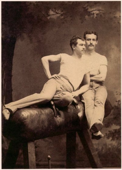 Portrét dvou gymnastek pózujících na pólovém koni, cca 1899 (čb fotografie) od English School