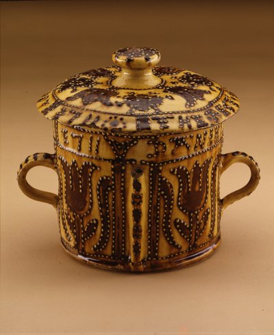 Hrnec Posset s poklicí, 1711 (slipware) od English School