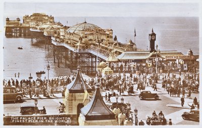 Pohlednice zachycující molo Palace Pier v Brightonu (podle kolorované fotografie) od English School