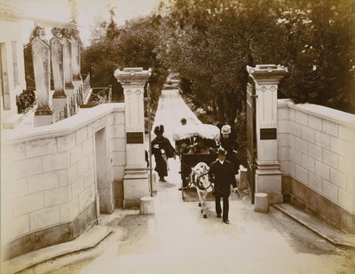 Královna Viktorie (1819-1901) u brány vily Liserb v jižní Francii od English School